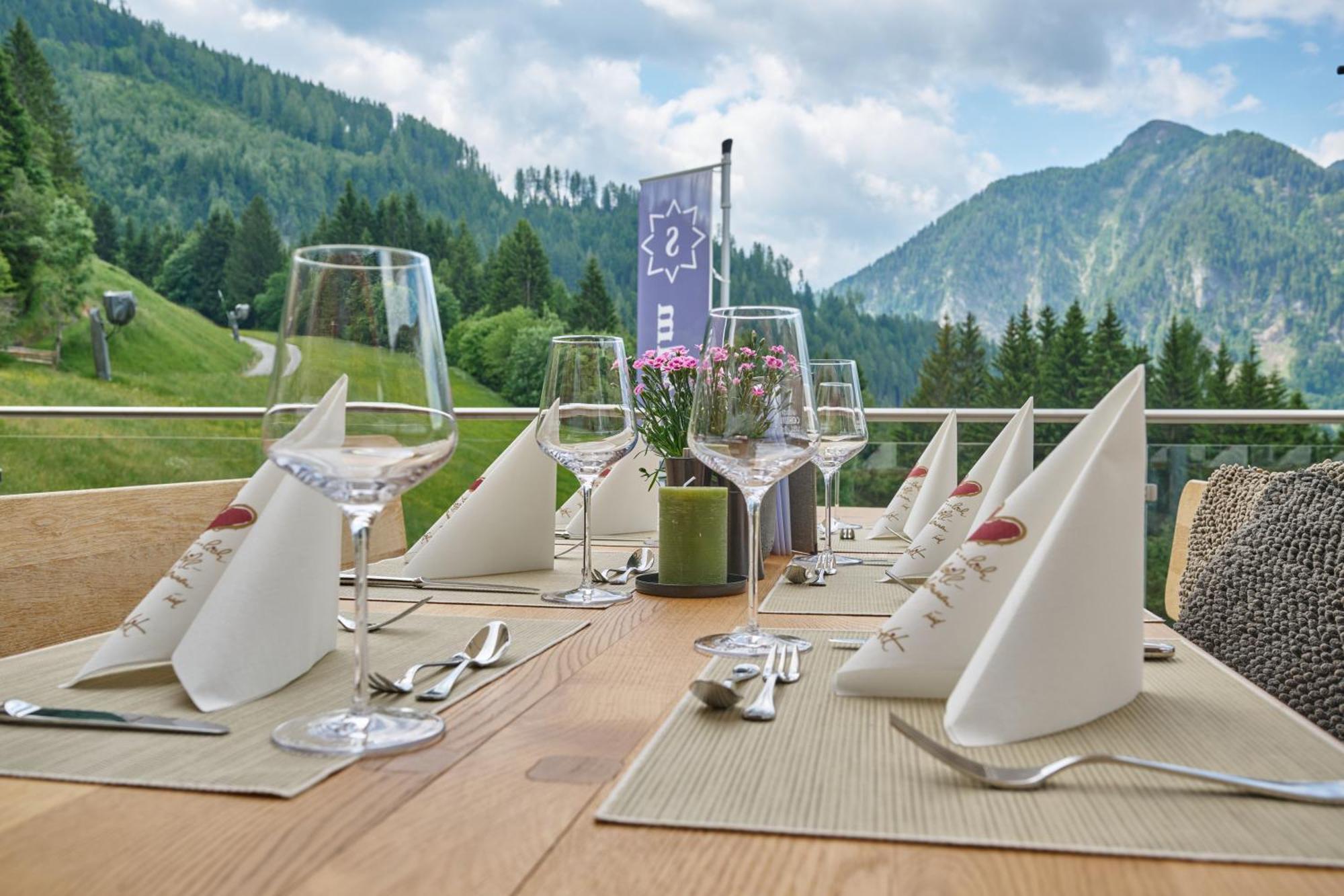 Alpendorf Hotel Stern Санкт Йохан им Понгау Екстериор снимка